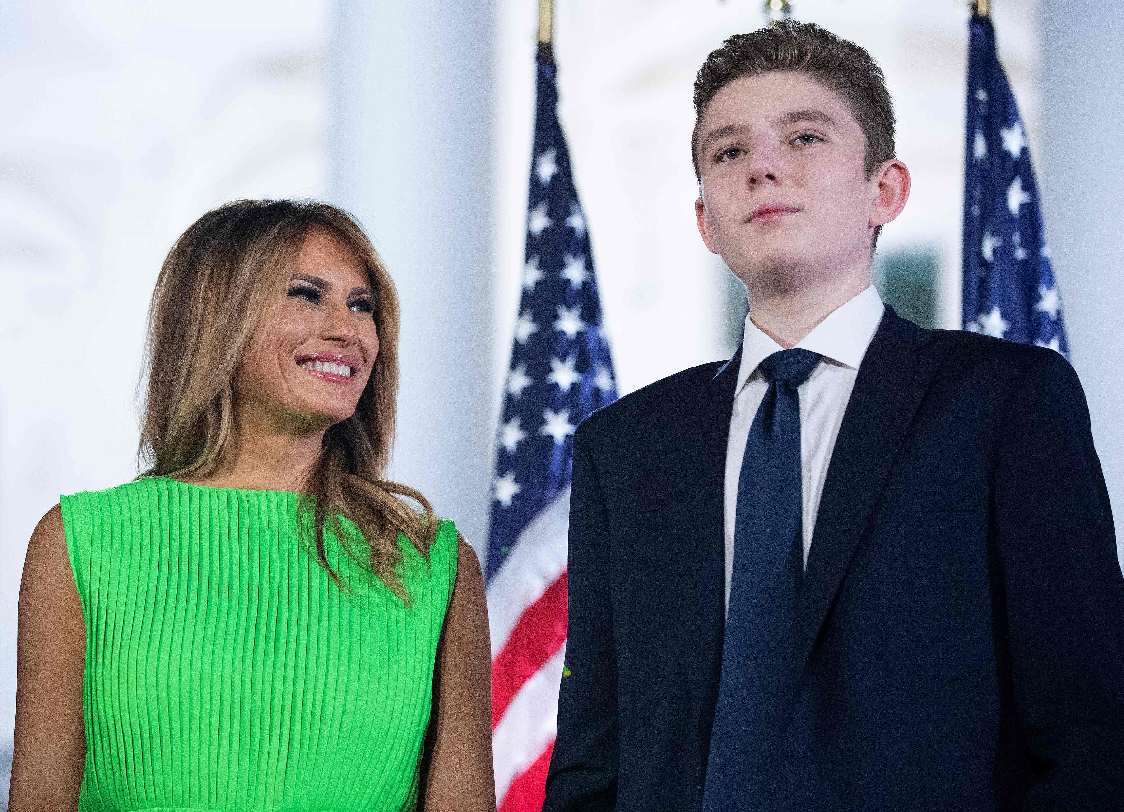 Putra Presiden AS Donald Trump, Barron (kanan), bersama ibunya Melania.