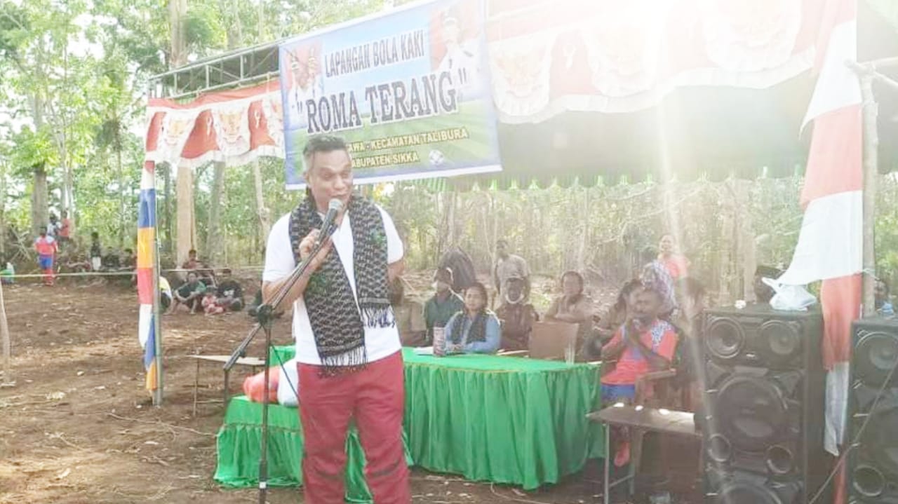Bupati Sikka Fransiskus Roberto Diogo membuka turnamen sepak bola antar klub di Desa Timu Tawa, Selasa (20/10)