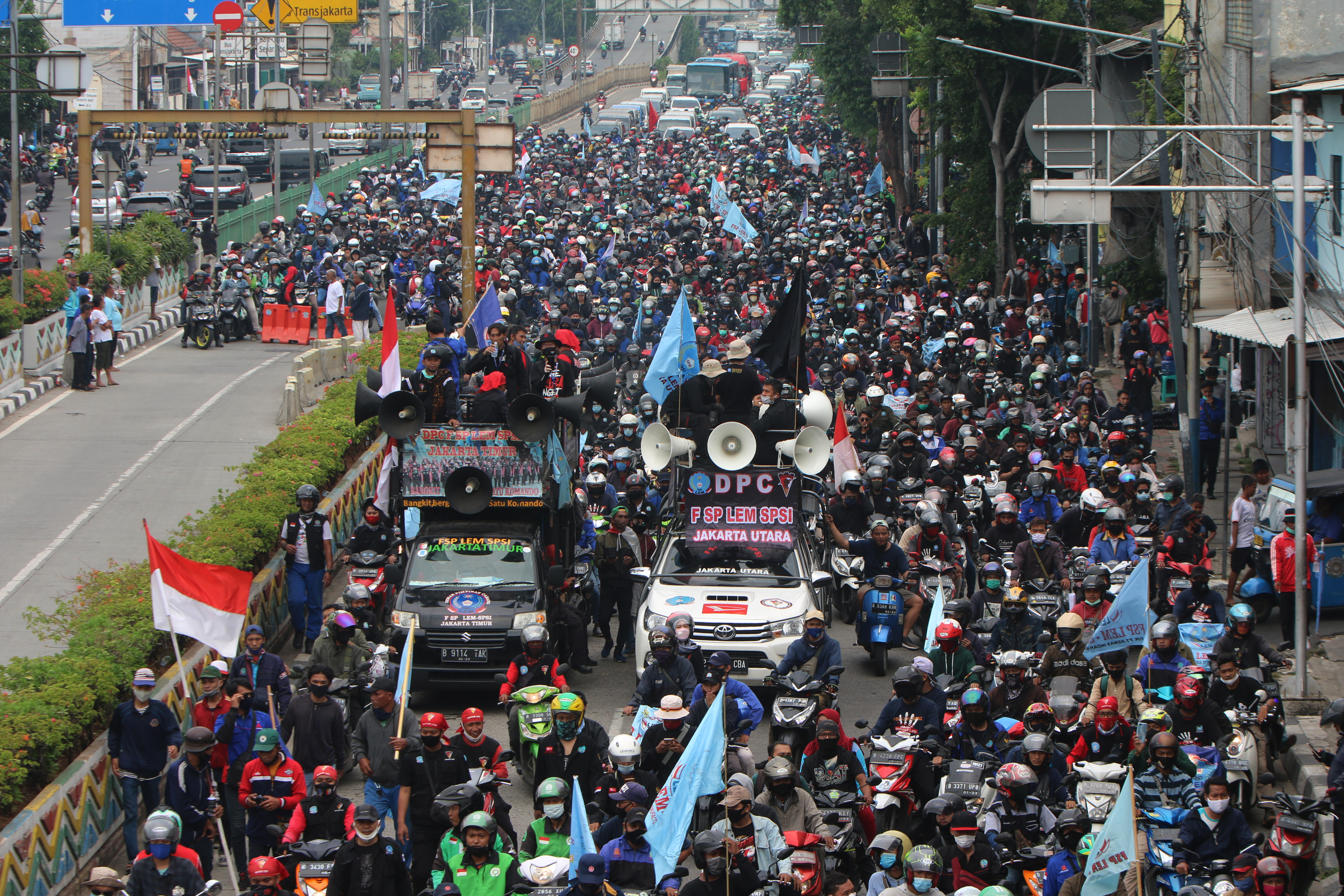Sejumlah mahasiswa dan buruh melakukan aksi damai menolak Undang-Undang Cipta Kerja di kawasan Pasar Senen, Jakarta, Kamis (8/10).