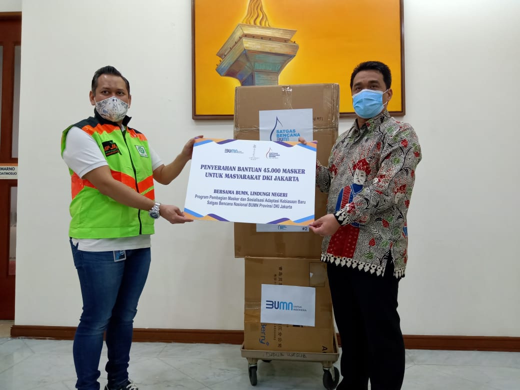 Wakil Gubernur DKI Jakarta Ahmad Riza Patria (kanan) secara simbolis menerima bantuan masker.