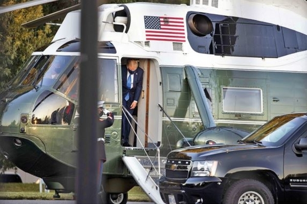 Presiden Amerika Serikat Donald Trump saat tiba di Rumah Sakit Militer Walter Reed di Bethesda, Maryland, Jumat (2/10). 