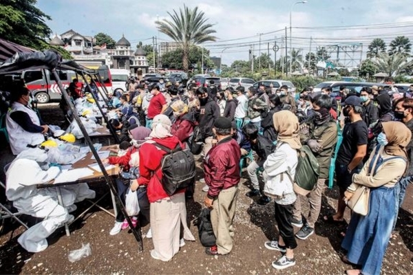 Sejumlah wisatawan antre untuk melakukan rapid test di kawasan wisata Puncak, Bogor, Jawa Barat, kemarin. 