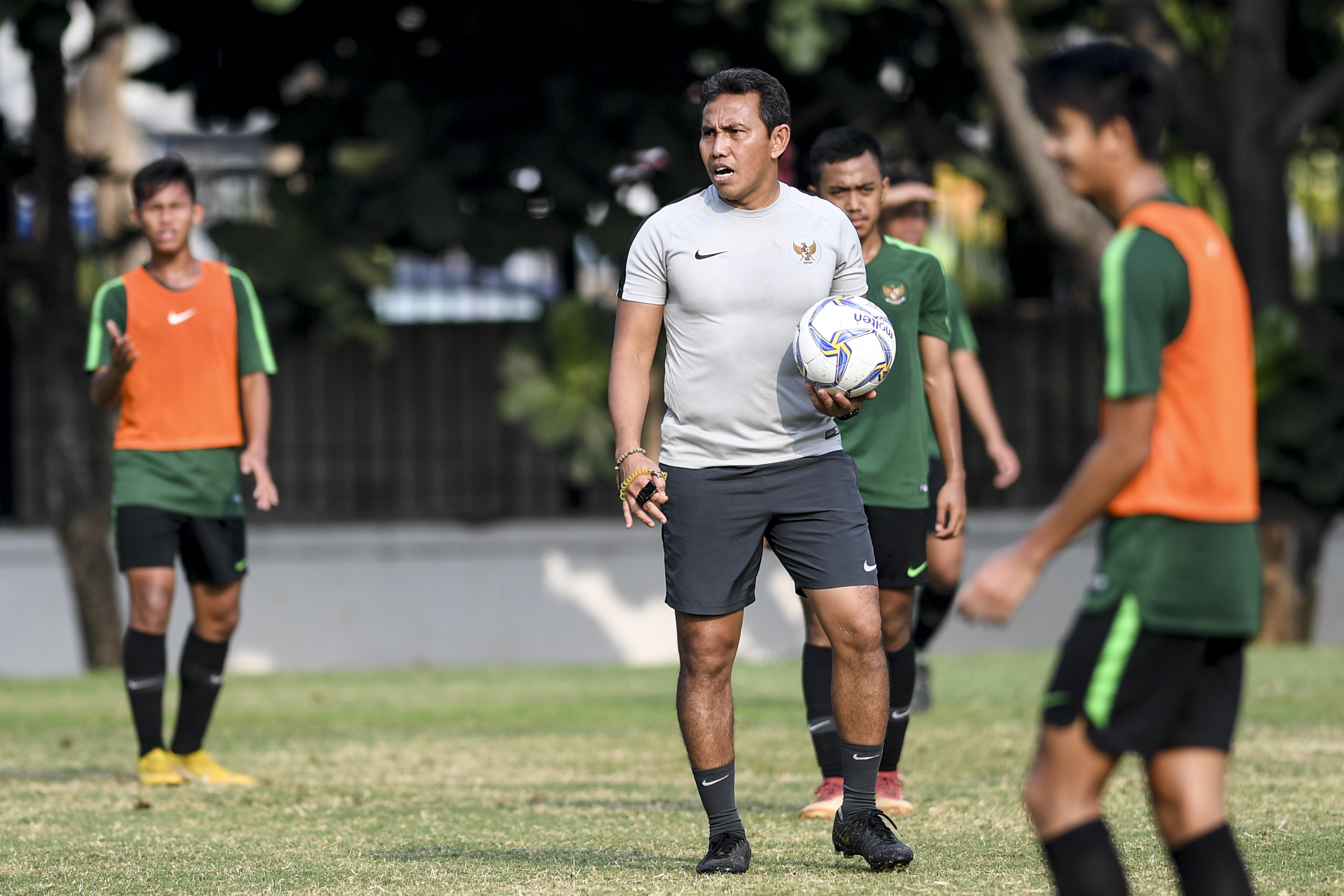 Pelatih Timnas U-16 Bima Sakti saat memandu latihan anak asuhnya