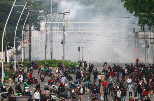 Masa membubarkan diri menghindari gas air mata yang ditembakkan oleh petugas saat melakukan aksi tolak Undang-undang Cipta Kerja di Gambir.