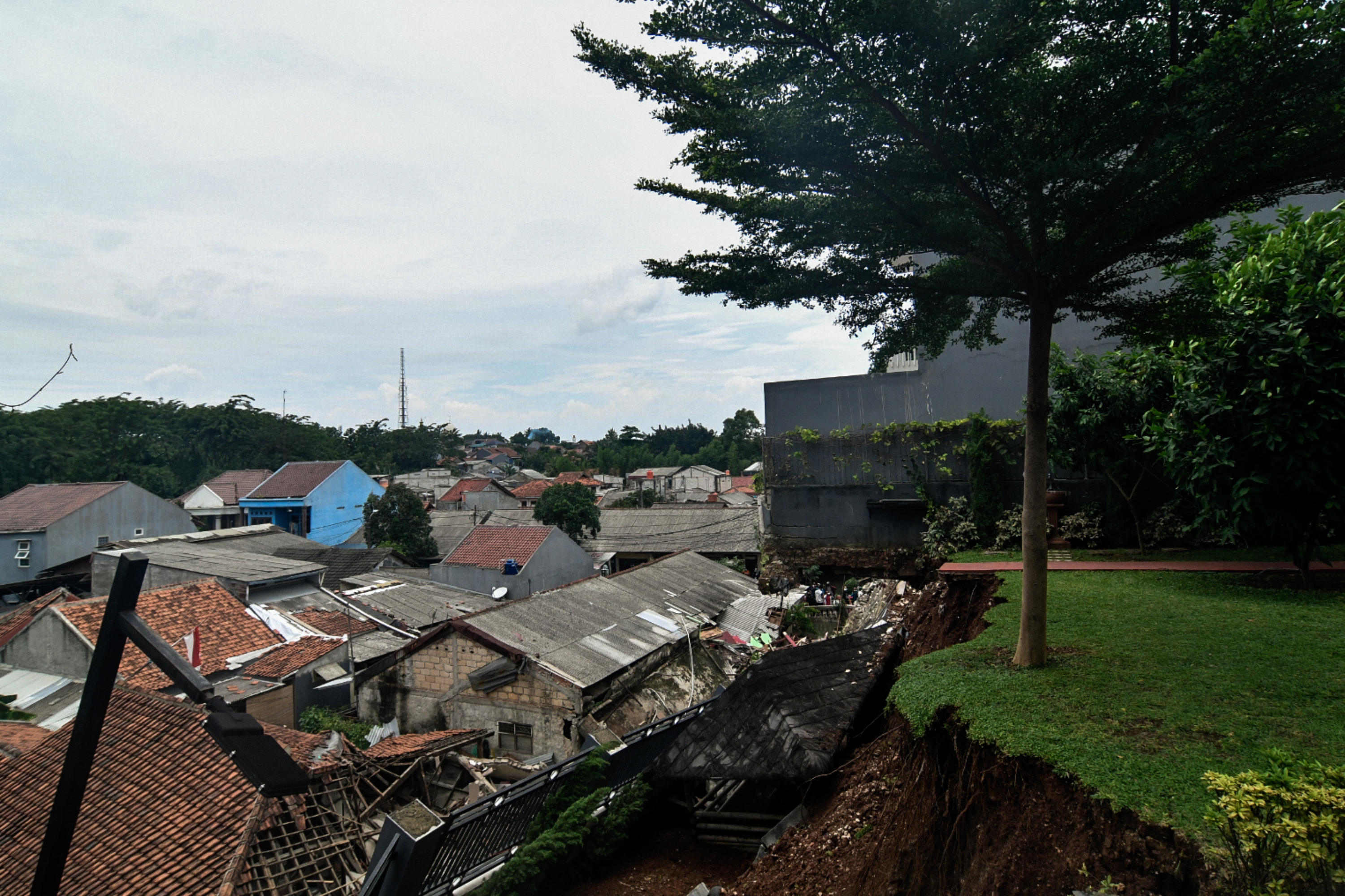 Petugas Dinas Sumber Daya Air sedang mengevakuasi rumah warga yang tertimpa longsor di kawasan Ciganjur, Jakarta, Senin (11/10/2020).