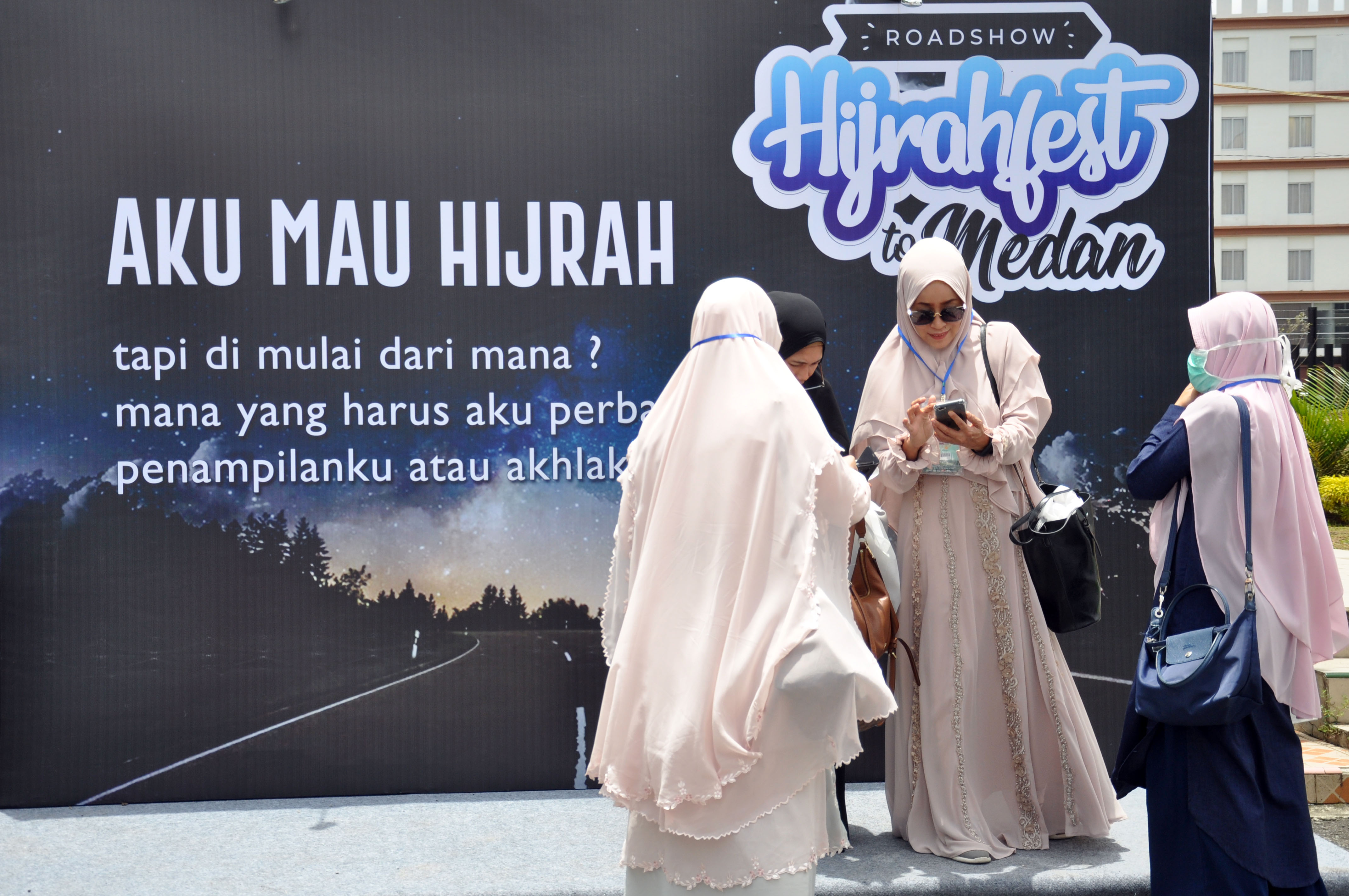Pengunjung menghadiri Festival Roadshow Hijrah Fest 2019 di Medan, Sumatera Utara.