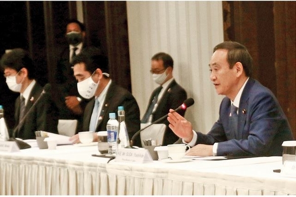 Perdana Menteri (PM) Jepang Yoshihide Suga (kanan) menyampaikan sambutan saat bertemu dengan Asosiasi Alumni Jepang di Indonesia di Jakarta