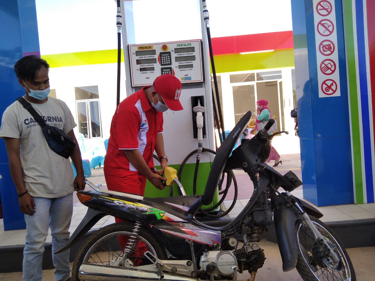  Seorang konsumen mengisi BBM di SPBU 24.307.178 di Babat Toman, Musi Banyuasin, Selasa (27/10).