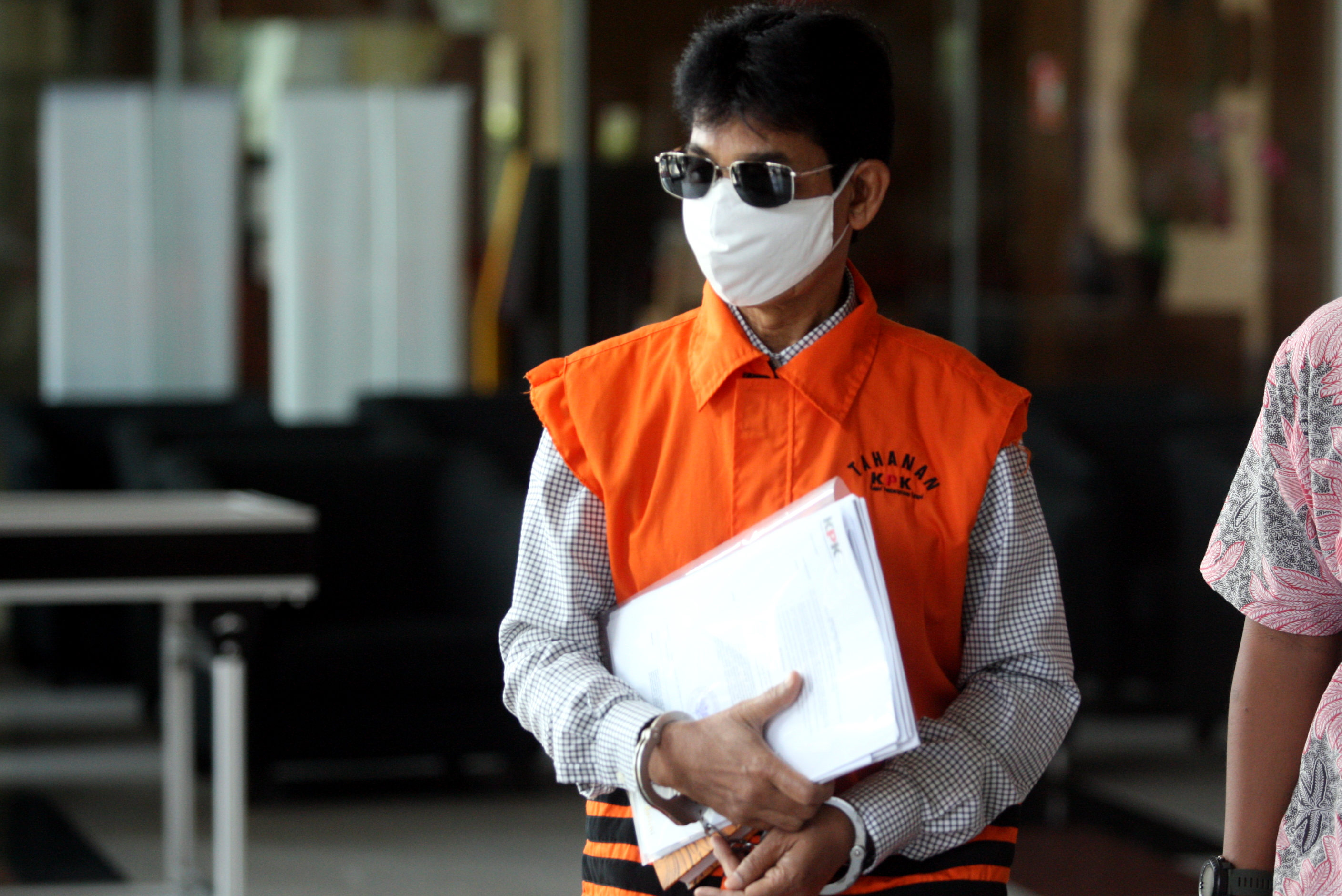 Bupati Kabupaten Solok Selatan, Muzni Zakaria (rompi tahanan).