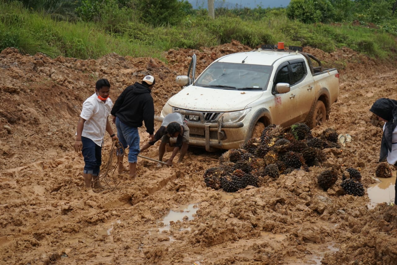 Syafruddin-Alpiya saat mengunjungi warga di Tanah Bumbu, terjebak jalan berlumpur.