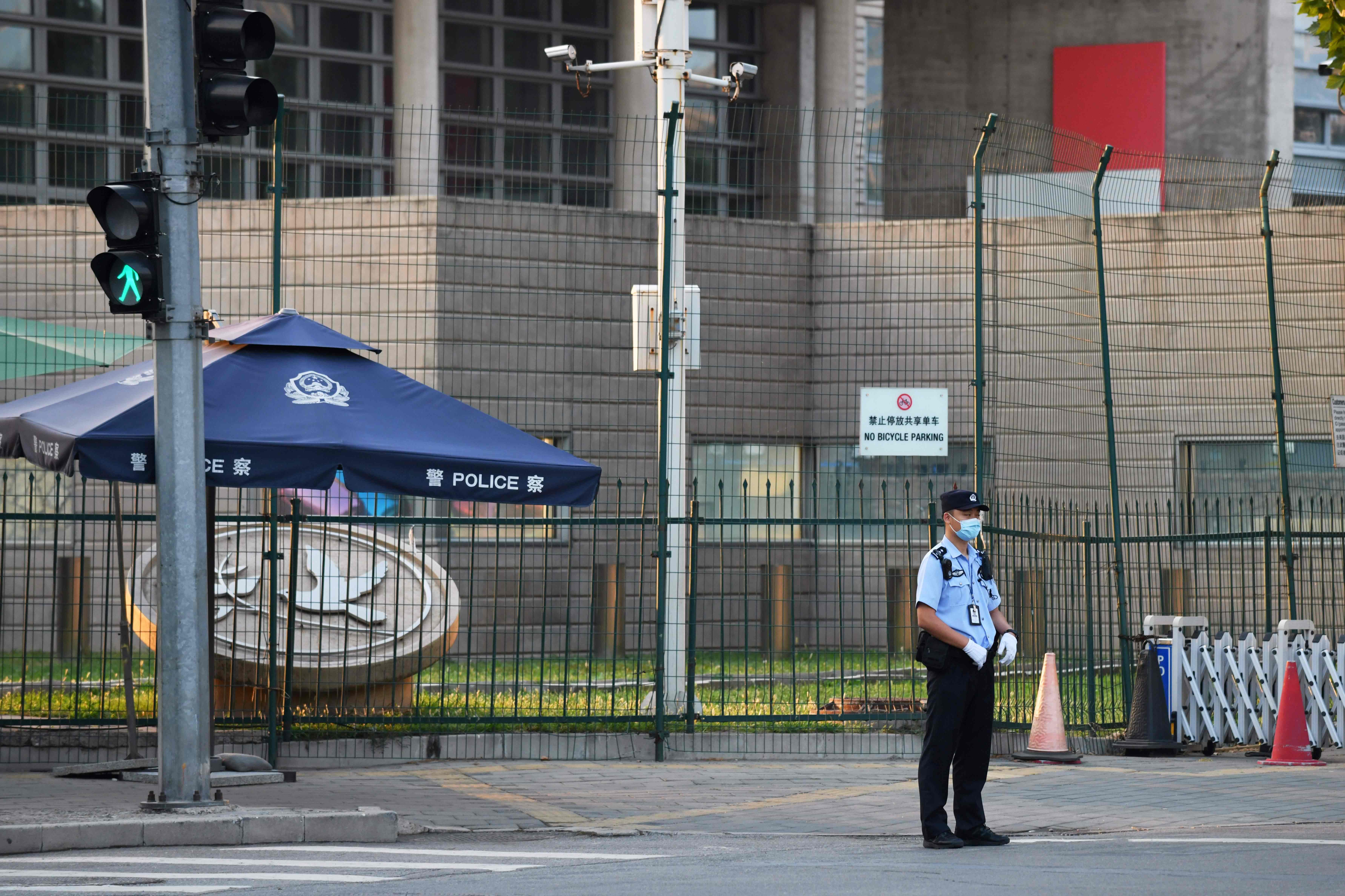 Polisi Tiongkok berjaga di depan Kedutaan AS di Beijing, 12 September 2020. Hubungan diplomatik kedua negara masih tegang hingga kini.