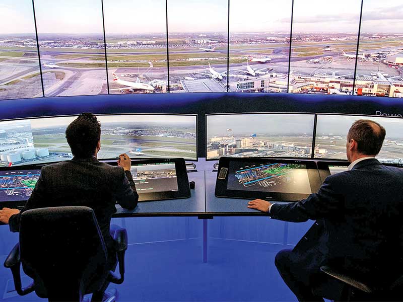  Lalu lintas udara di Bandara Heathrow, London, Inggris, melakukan uji coba penggunaan kamera ultra HD 4K yang dilengkapi dengan AI  