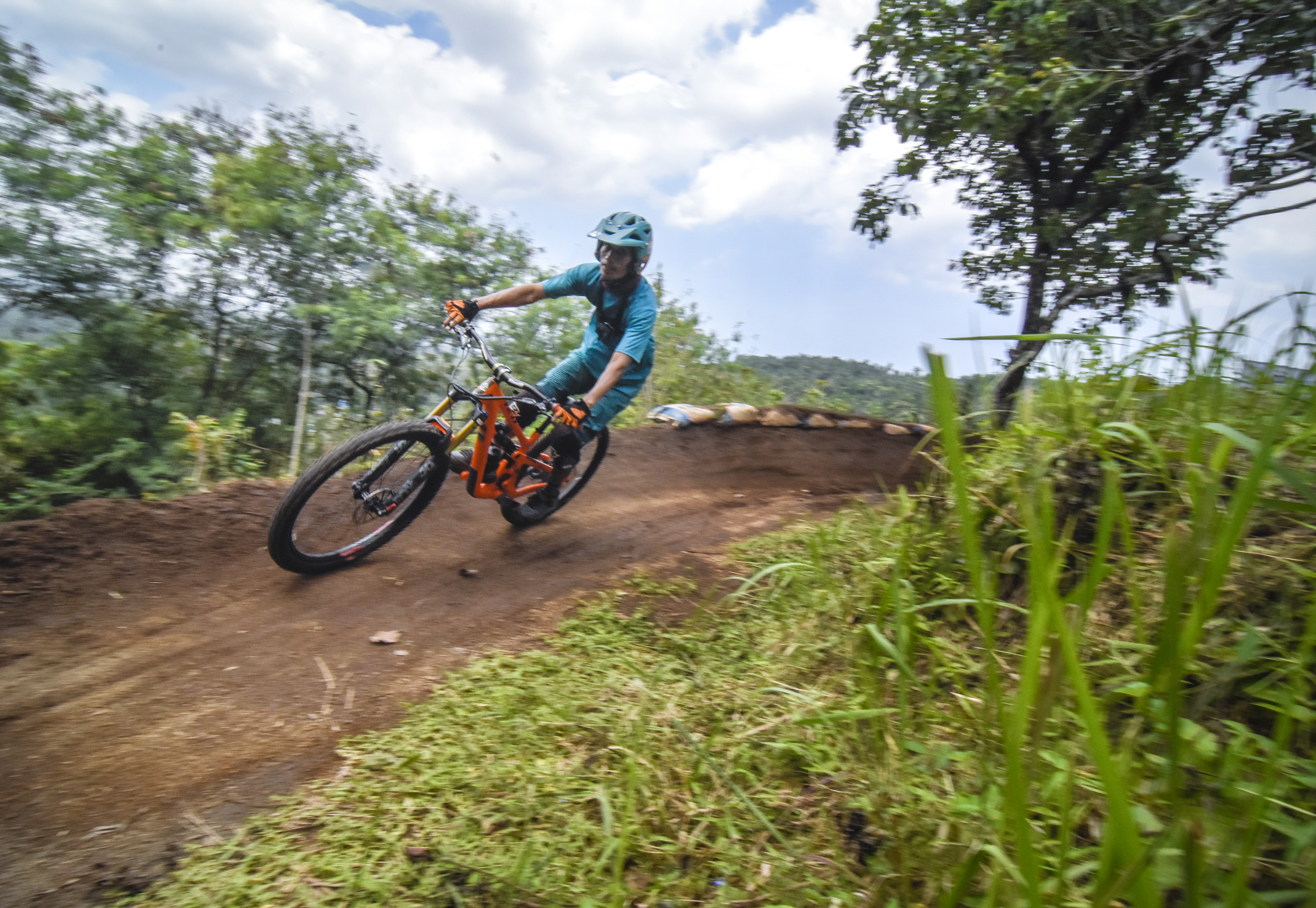 Selain berolahraga, kita juga harus  memelihara dan memperkuat sistem pertahanan tubuh, serta memenuhi kebutuhan nutrisi harian.