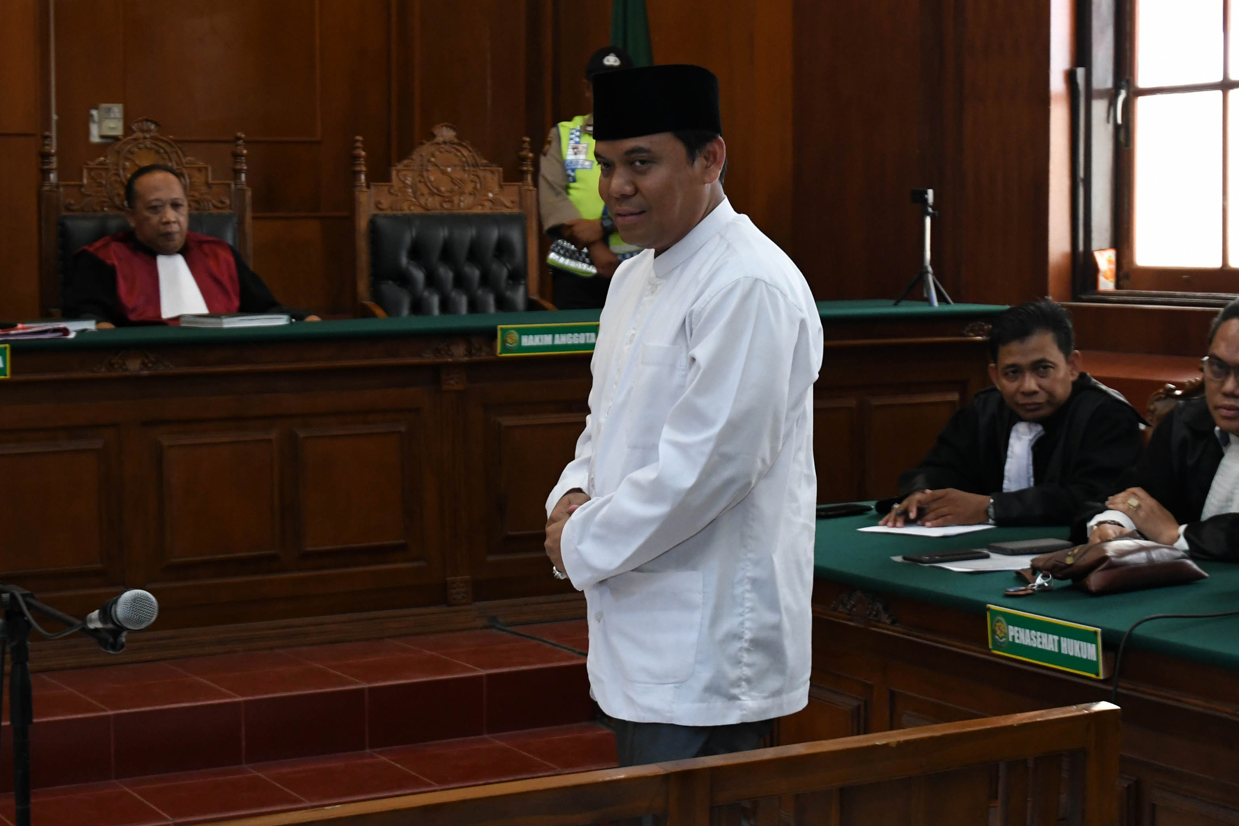 Terdakwa kasus pencemaran nama baik melalui media sosial Sugi Nur Raharja mengikuti sidang putusan di Pengadilan Negeri Surabaya, Jawa Timur