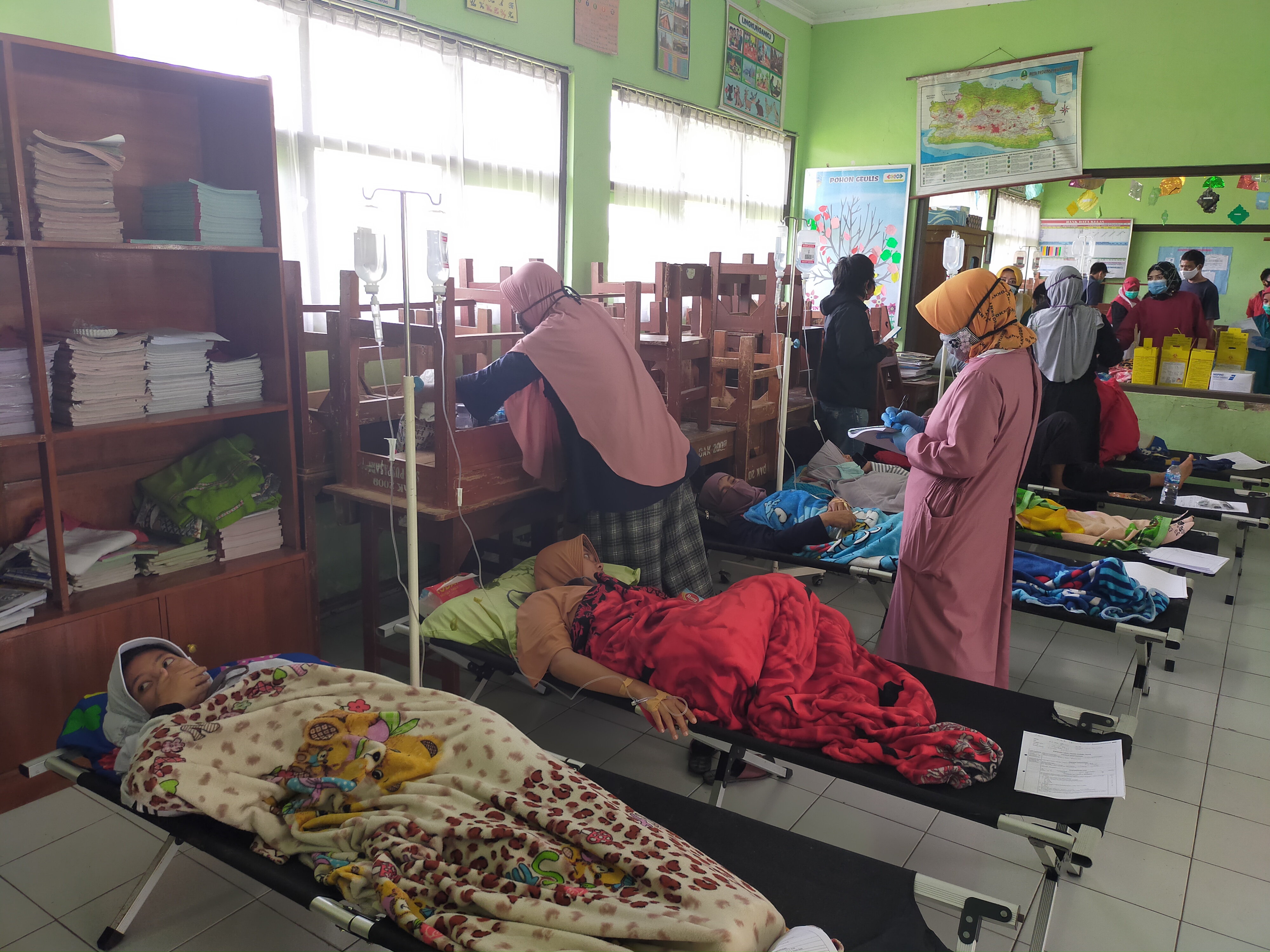 Korban keracunan makanan di Tasikmalaya mendapatkan perawatan di SDN Puspasari