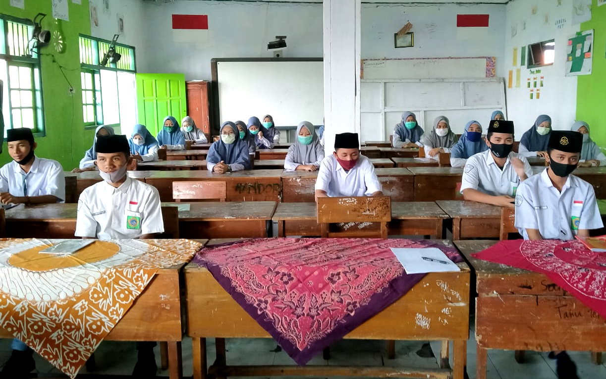 Santri Ponpes Sabilul Muttaqin, Kabupaten Sumemep, Kawa Timur, mengikuti kegiatan belajar tatap muka dengan protokol kesehatan.