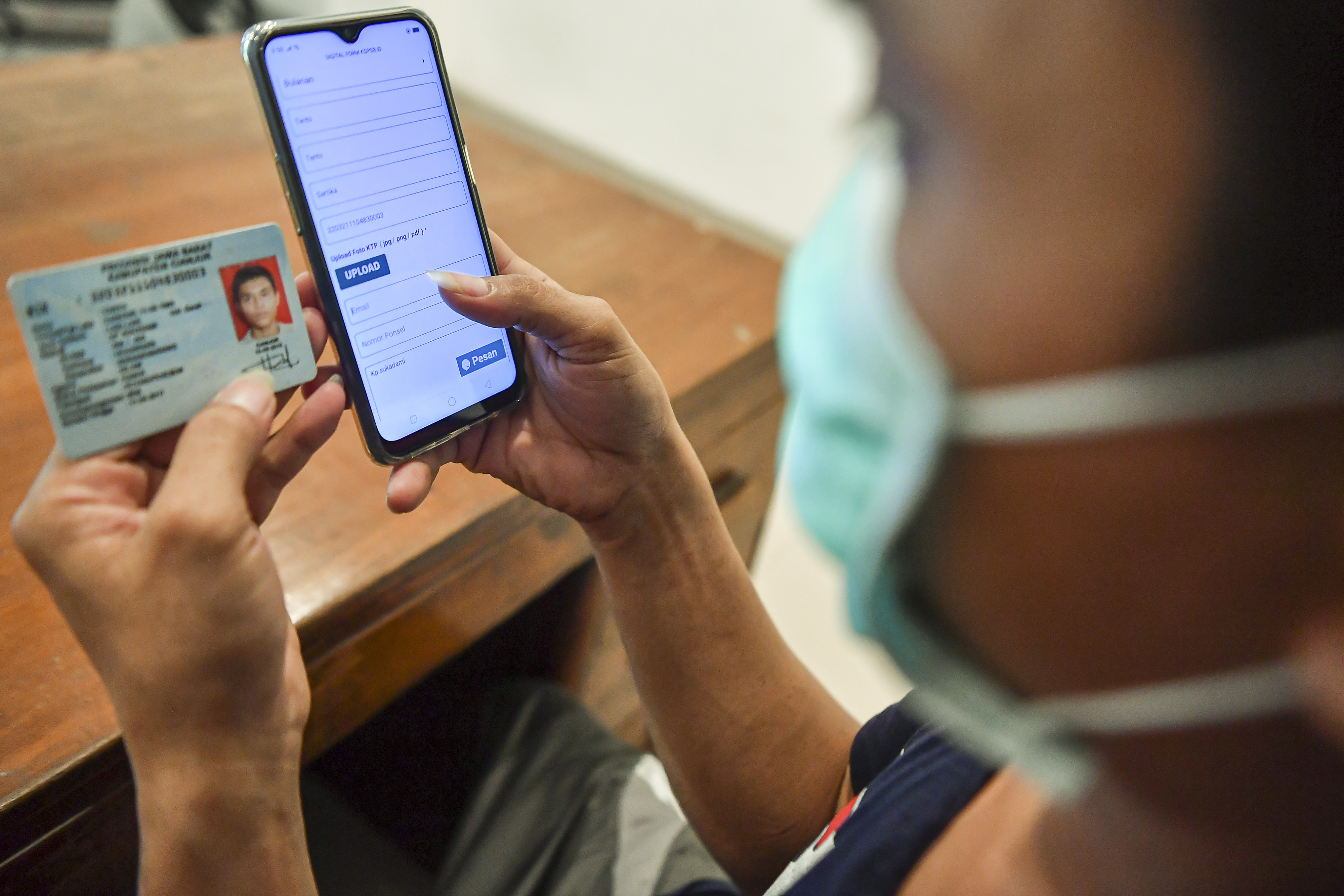 Seorang warga mengisi data pribadi untuk menjadi anggota koperasi  secara daring di Jakarta, Senin (13/7/2020).