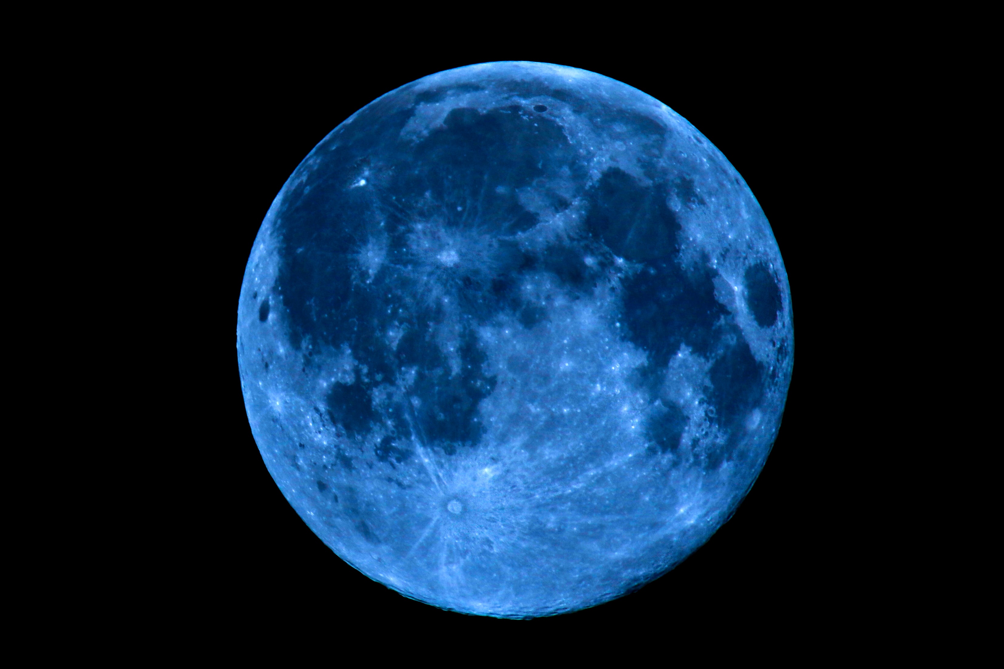 Fenomena blue moon langka akan terlihat di langit Indonesia pada pukul 21:51 WIB, 31 Oktober 2020.