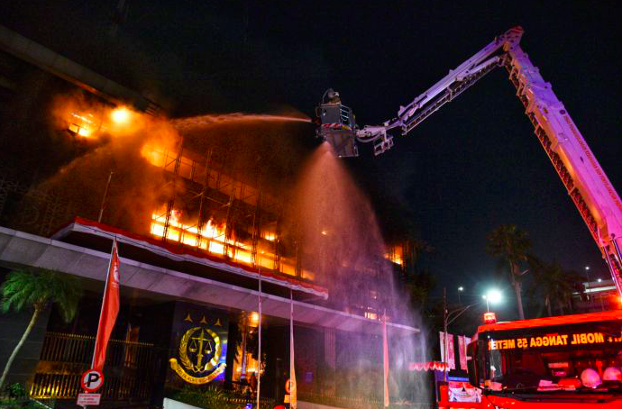 Kebakaran melanda bagian gedung di Kompleks Kejaksaan Agung Republik Indonesia, Jakarta Delatan, Sabtu (22/8/2020) malam.