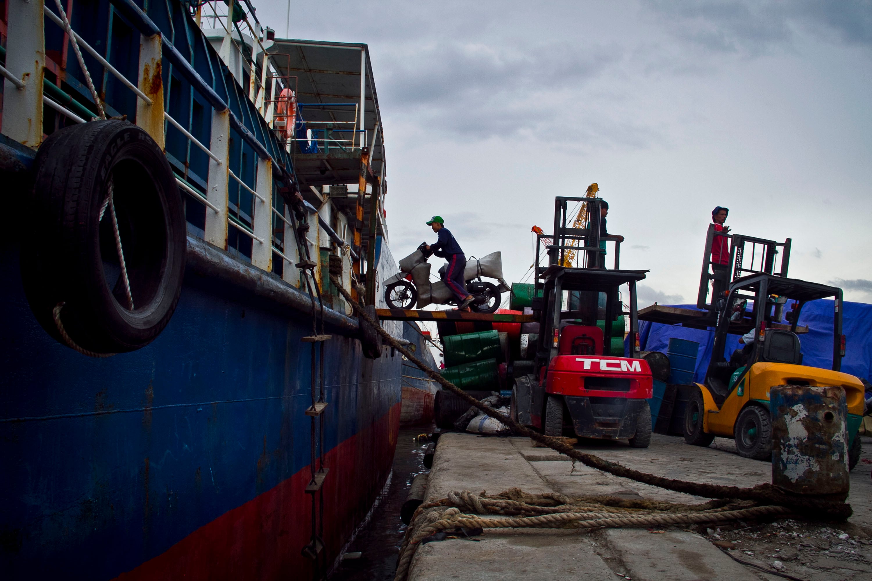Pekerja memuat sepeda motor yang akan dikirim menuju Kota Banjarmasin di Pelabuhan Sunda Kelapa, Jakarta Utara, Rabu, (20/1).