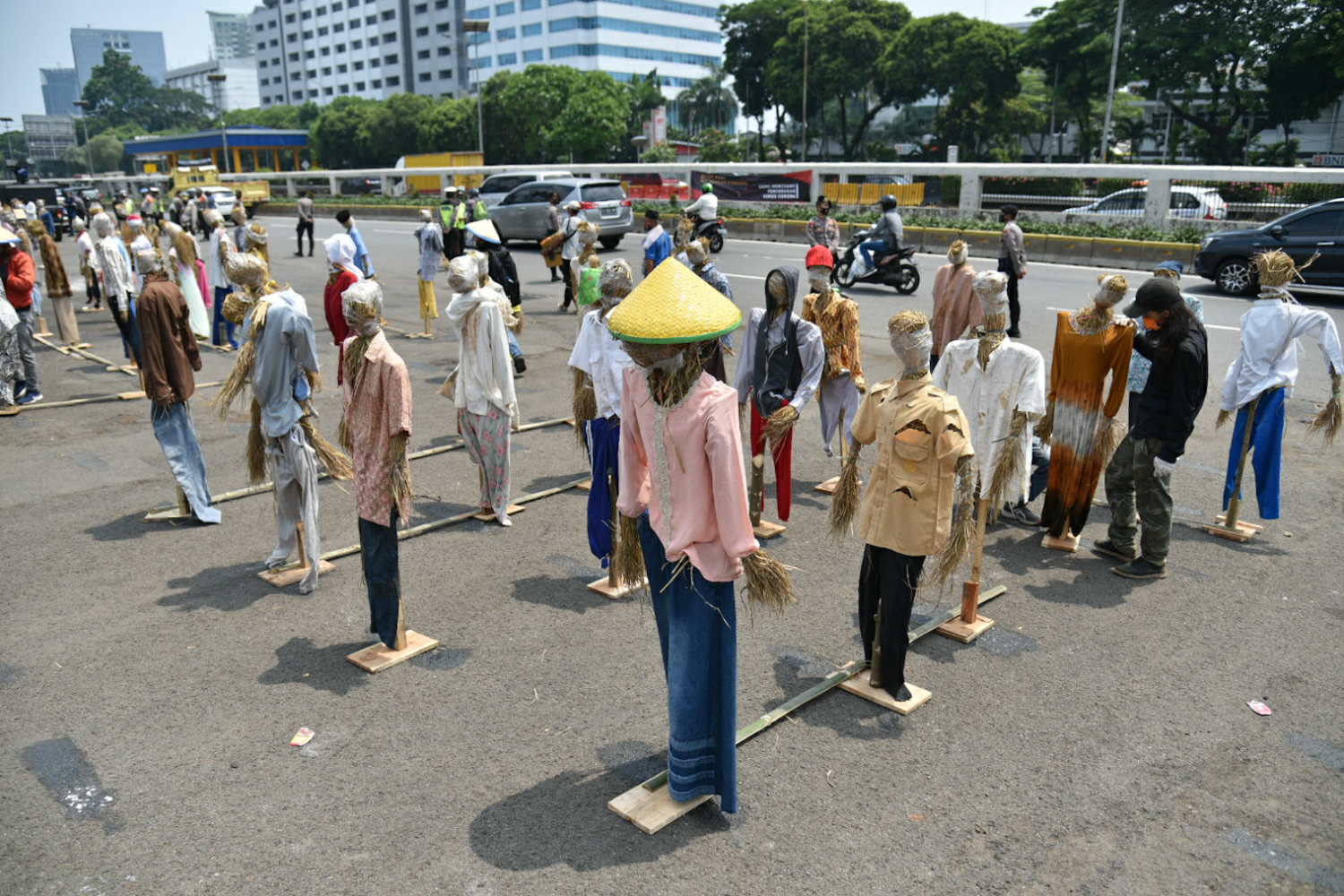 Puluhan boneka jerami yang dipasang Komite Nasional Pembaruan Agraria di depan Gedung MPR/DPR RI, Jakarta, Kamis (24/9/2020). 