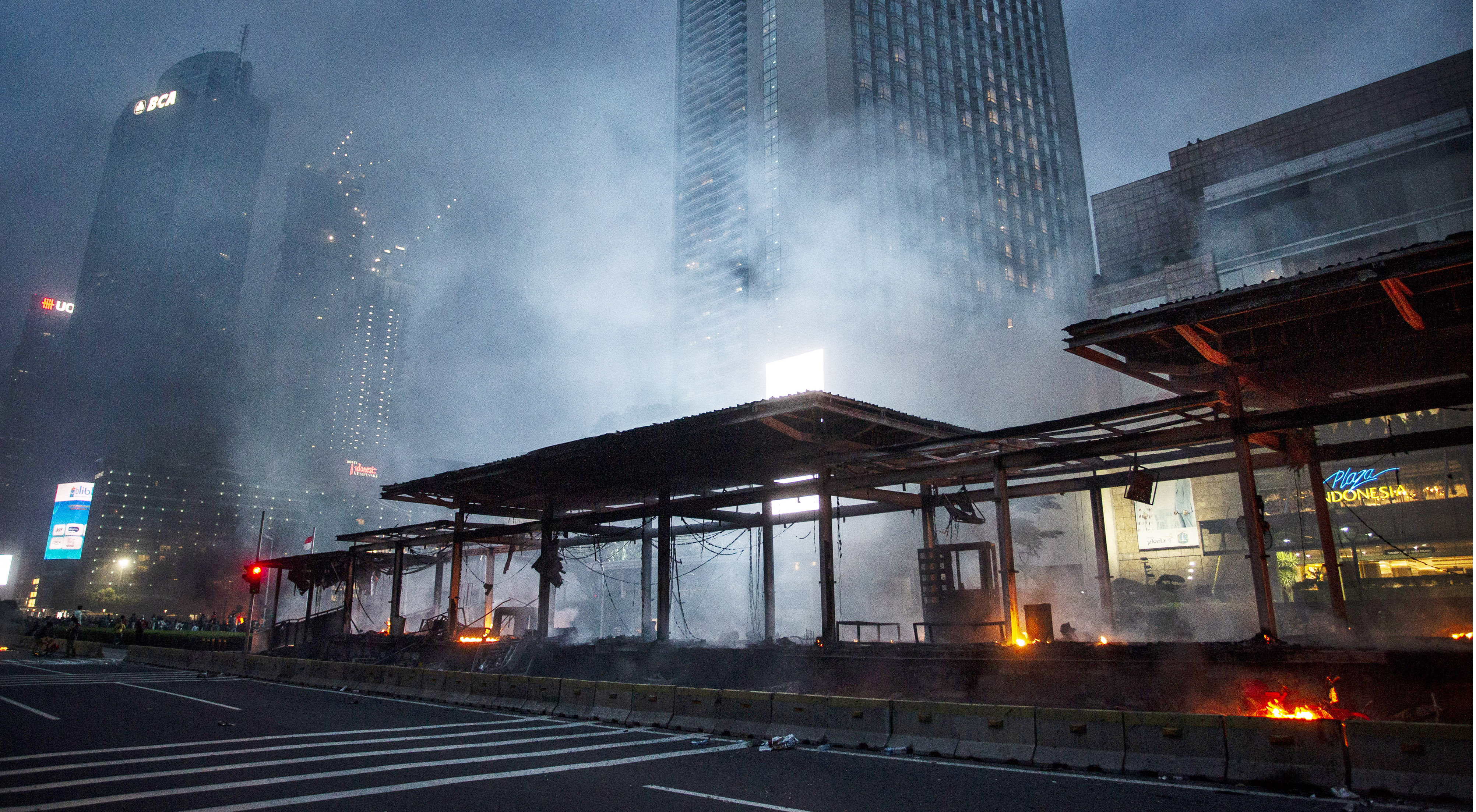 Halte Transjakarta yang hangus terbakar akibat kerusuhan pada 8 Oktober lalu.