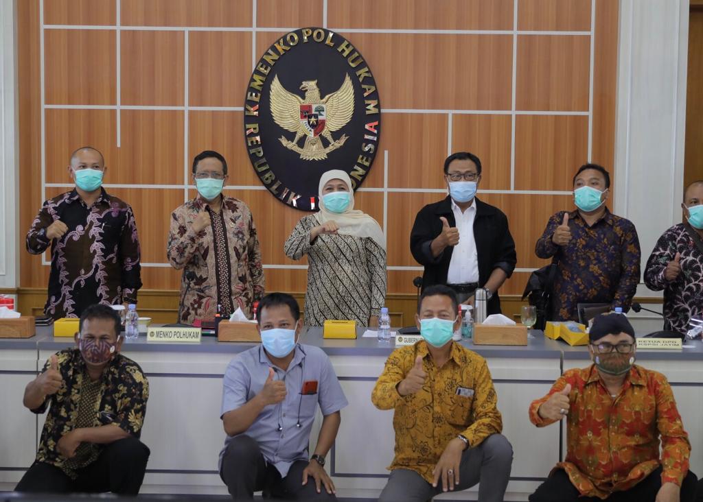 Gubernur Jatim mengantarkan buruh menyampaikan aspirasi ke Menkopolhukam Mahfud MD. 