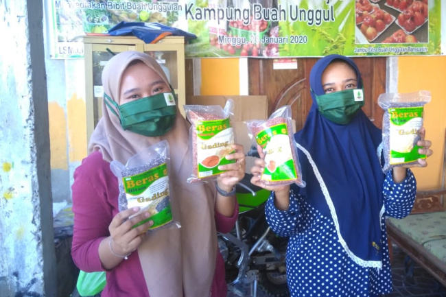  Desa lahan gambut, Desa Ganesha Mukti, Kecamatan Muara Sugihan, Banyuasin, Sumsel, sukses memproduksi aneka beras dalam kemasan. 