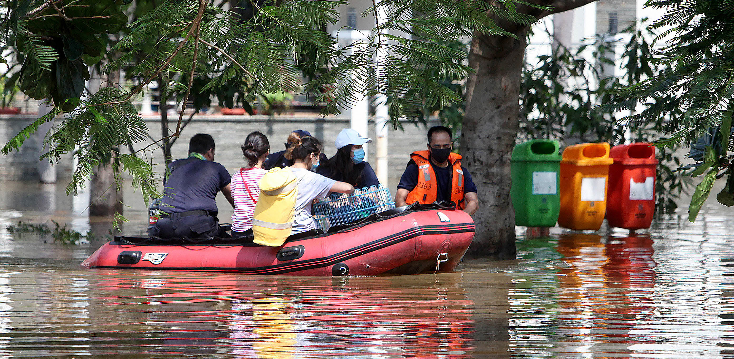 Warga perumahan dievakuasi menggunakan perahu karet karena rob di kompleks perumahan  Pantai Mutiara, Pluit, Jakarta Utara Juni 2020.