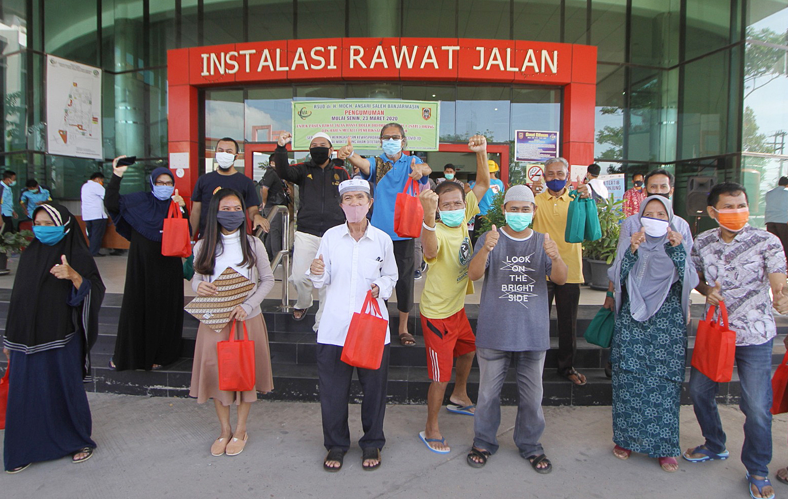 SEMBUH DARI COVID-19: : Sejumlah pasien positif yang telah sembuh dari COVID-19 berpose usai pelepasan kepulangan di RSUD Anshari Shaleh 