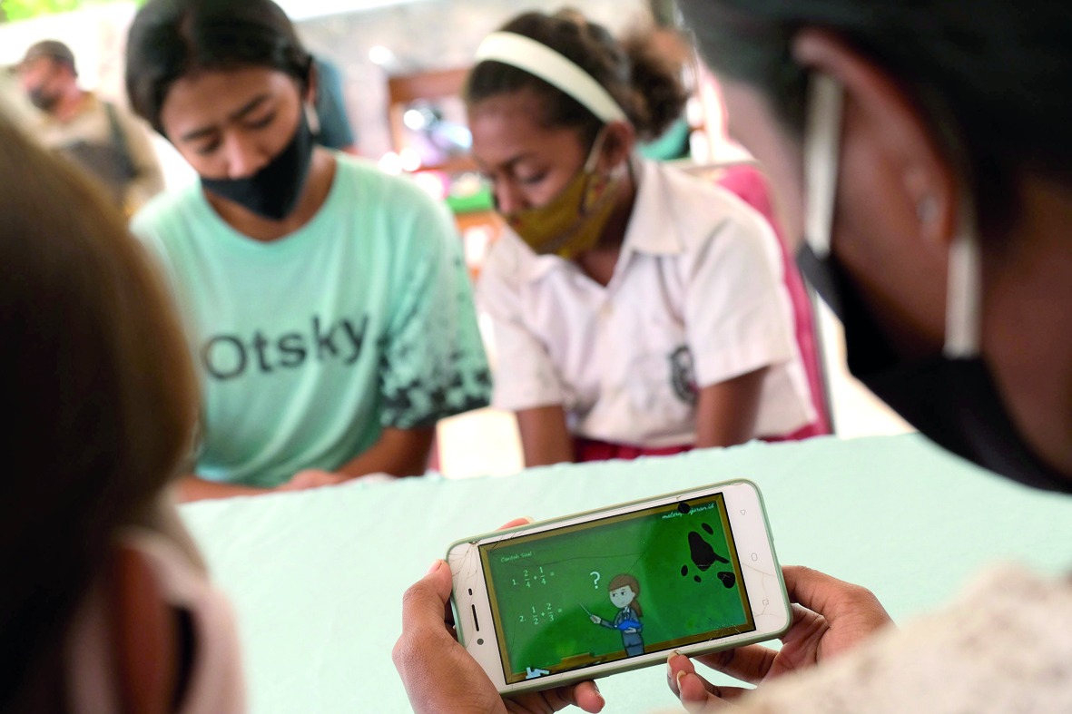 Masyarakat memanfaatkan koneksi internet di Kupang, NTT.