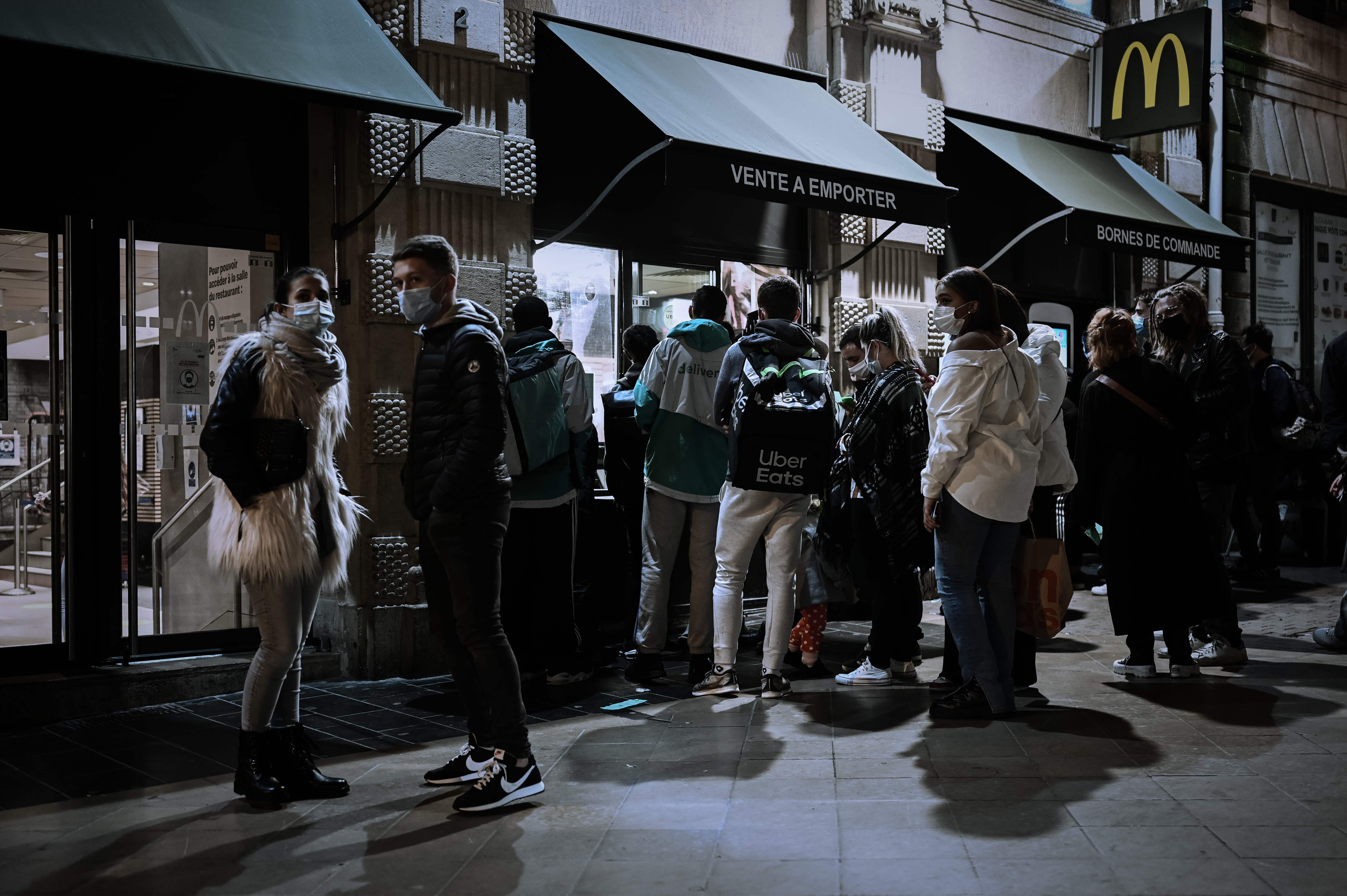 Ilustrasi warga Prancis menggunakan masker sebagai langkah protokol kesehatan