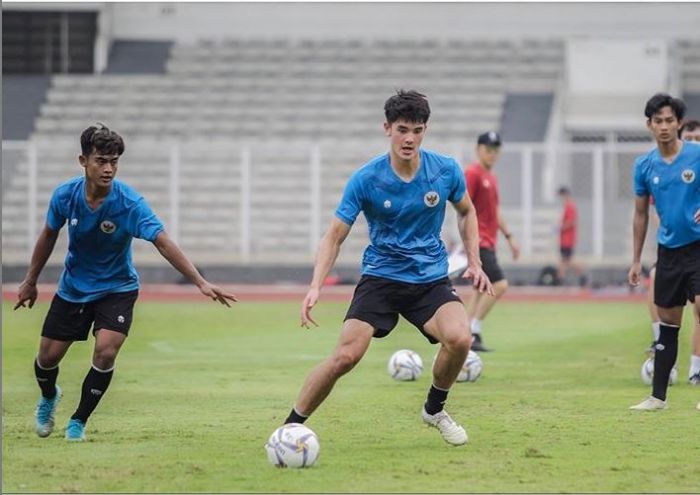 Elkan Baggott (tengah) berlatih bersama Timnas U-19 Indonesia.