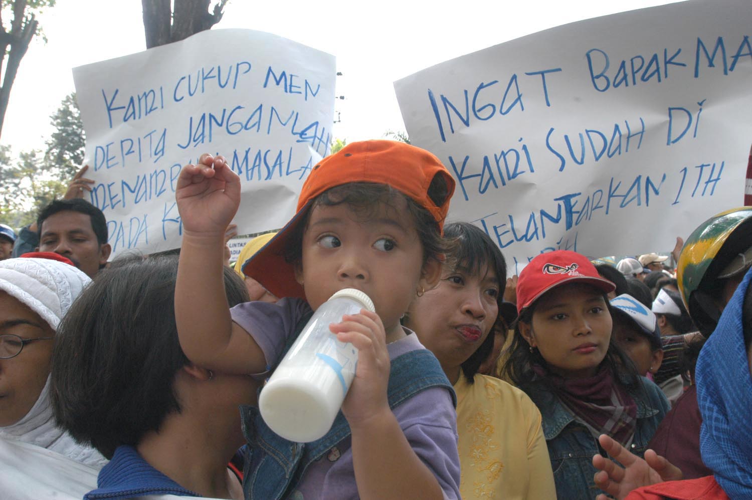 Ilustrasi unjuk rasa sambil membawa anak