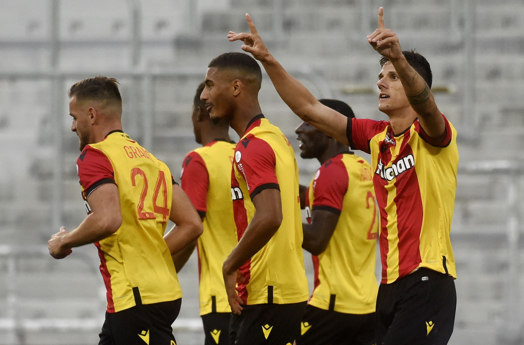 Pemain Lens melakukan selebrasi usai mencetak gol ke gawang lawan.