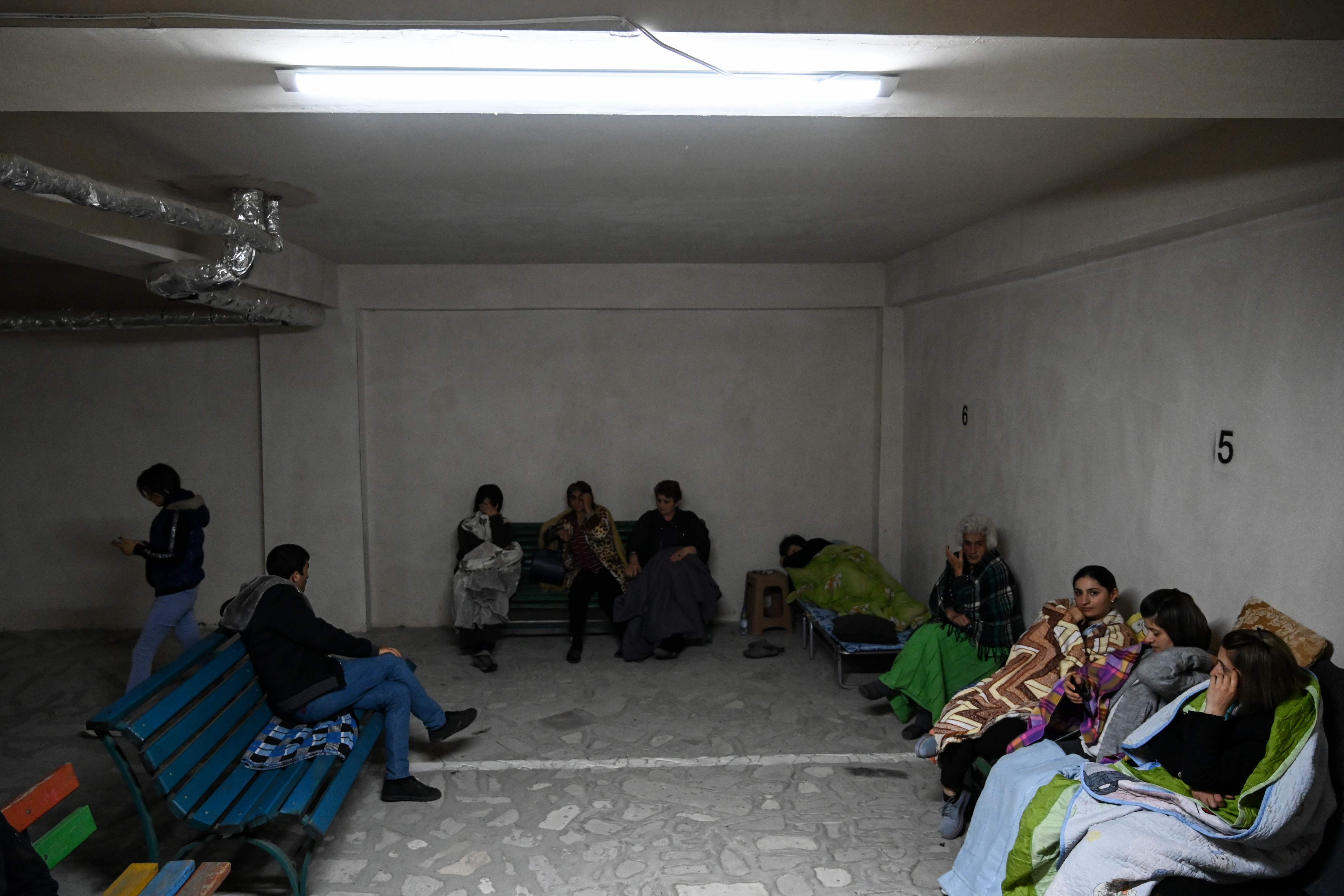 Warga berlindung di dalam garasi bawah tanah saat terjadi bentrokan antara Armenia dan Azerbaijan di Karabakh.