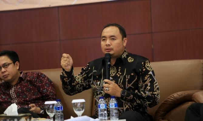 Anggota Bawaslu Mochammad Afifuddin (kanan) saat memberi penjelasan.