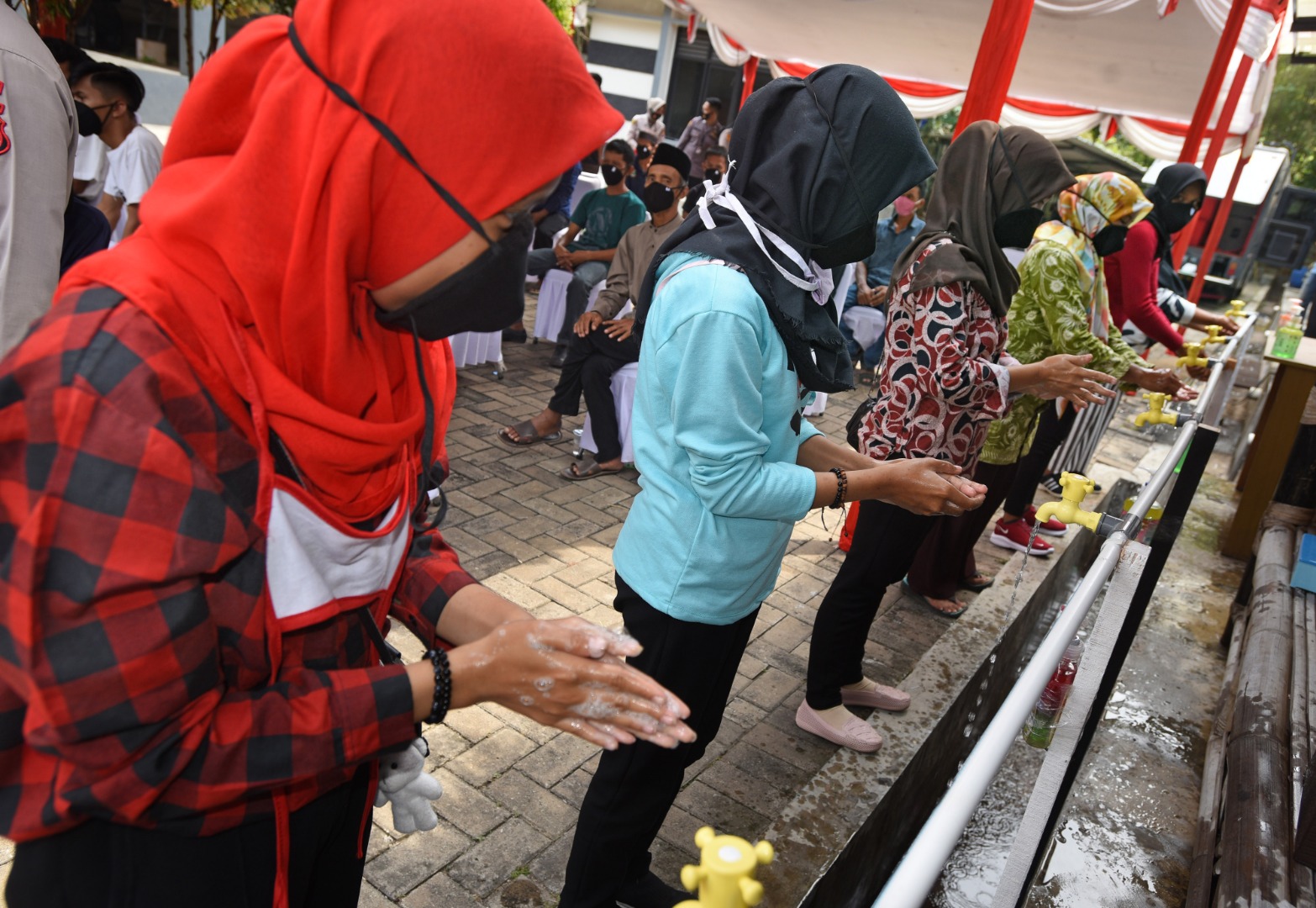 Sejumlah warga mencuci tangan saat acara Kampanye Patuh Protokol Kesehatan di halaman Kantor KPU Provinsi Banten, di Serang.