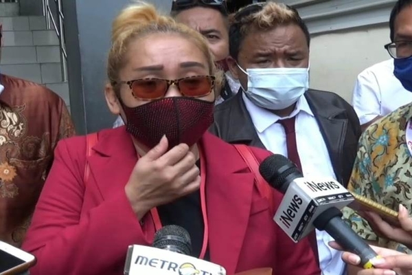 Ketua Umum Relawan Jokowi Bersatu, Silvia Devi Soembarto, di Mapolda Metro Jaya, Jakarta Selatan, Selasa, 6 Oktober 2020. 