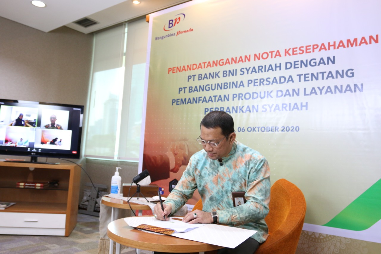 emimpin Divisi Bisnis Mikro BNI Syariah, Jon Sujani Pasaribu ketika melakukan penandatangan nota kesepahaman secara virtual.
