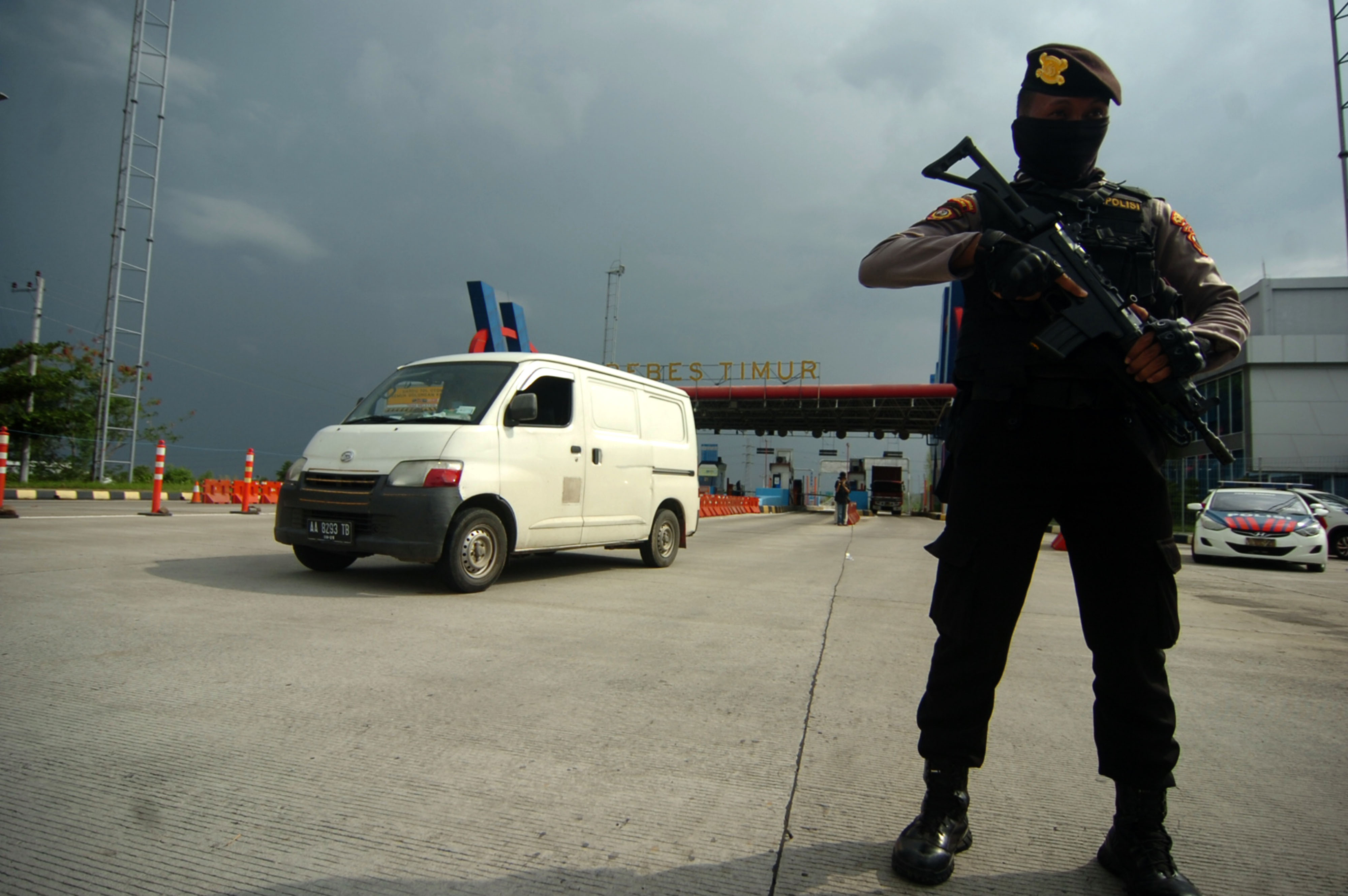 Petugas kepolisian berjaga di di pintu keluar tol Brebes Timur, Brebes, Jawa Tengah, Selasa (27/10).