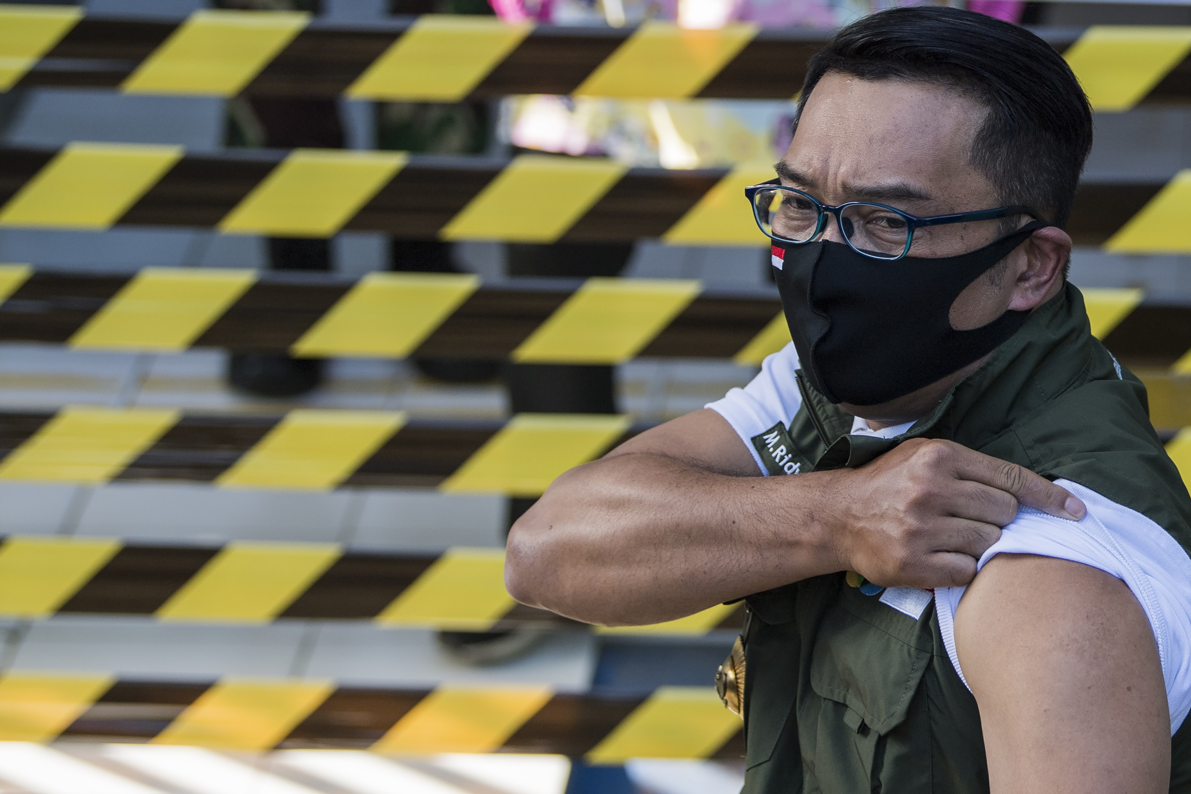 Gubernur Jawa Barat Ridwan Kamil saat menunjukkan tanda suntik vaksin covid-19.