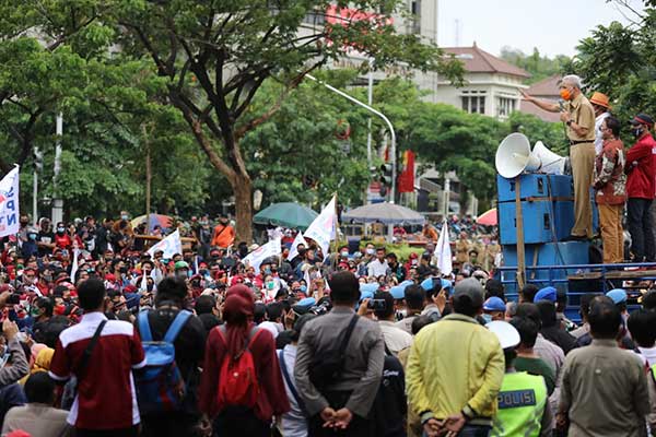 Gubernur Jawa Tengah Ganjar Pranowo menemui para pengunjuk rasa terkait Undang-Undang Cipta Kerja di depan Kantor Gubernur Jateng, kemarin.