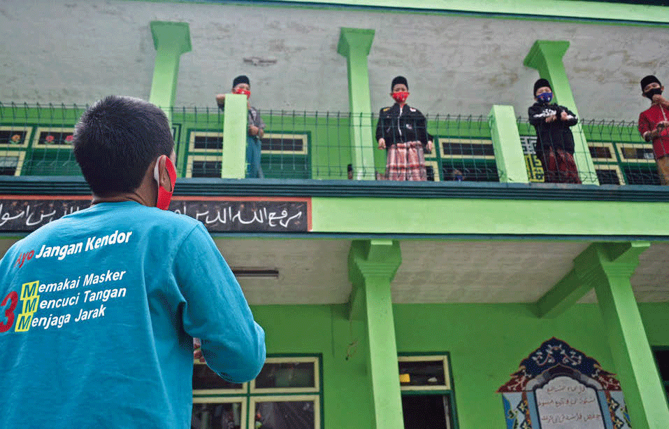 SOSIALISASI 3M: Petugas promosi kesehatan UPT Puskesmas Gadog memberi imbauan memakai masker, mencuci tangan, dan menjaga jarak (3M)  