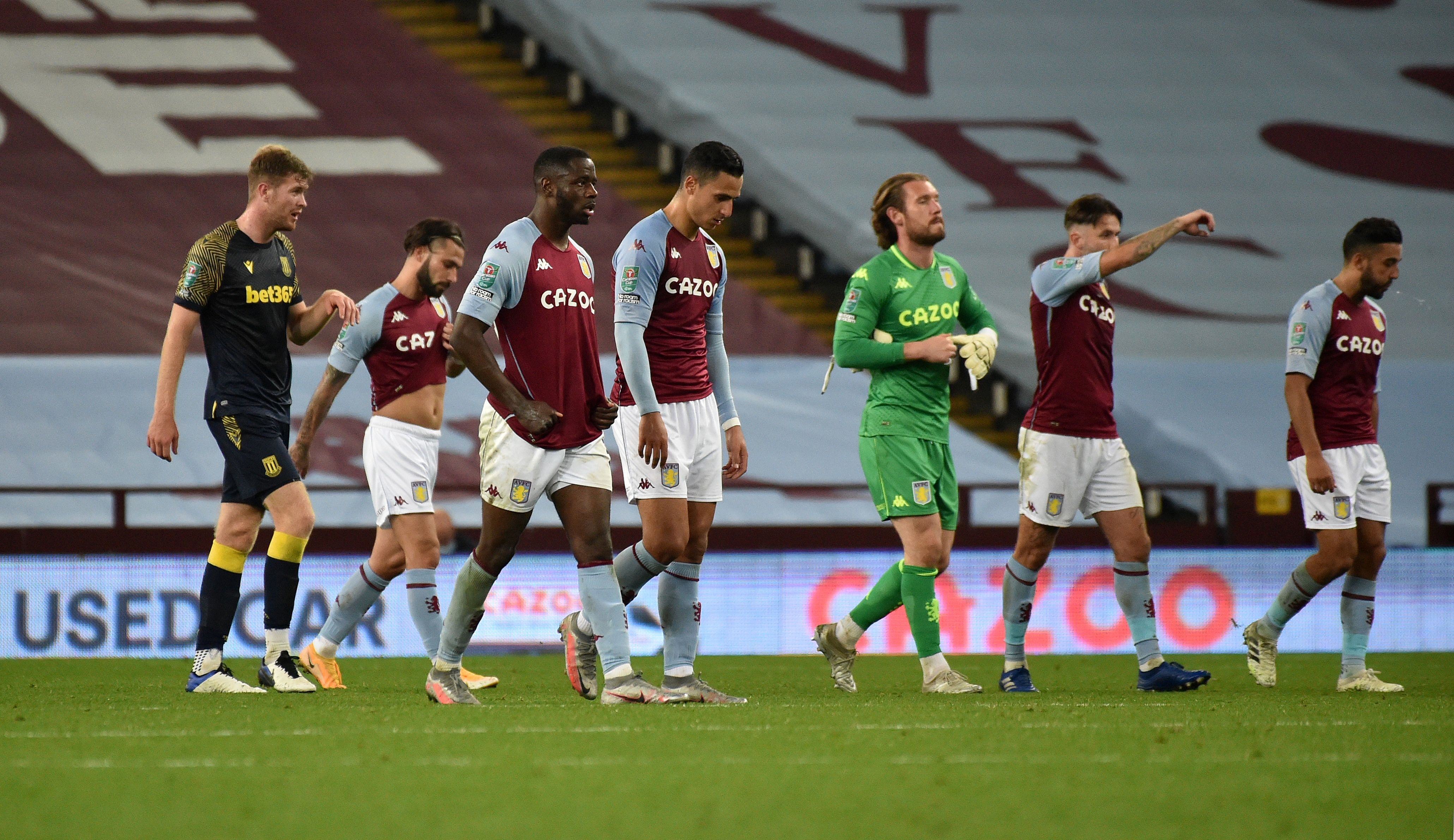 Para pemain Aston Villa meninggalkan lapangan usai kalah di Piala Liga dari Stoke City.