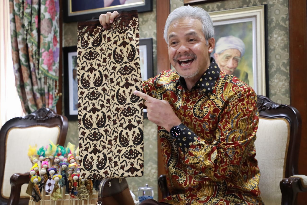Gubernur Jawa Tengah Ganjar Pranowo menunjukkan salah satu desain batik asal daerahnya