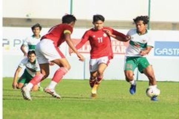 Timnas Indonesia U-19 saat menjalani laga internal di Kroasia, Jumat (23/10).
