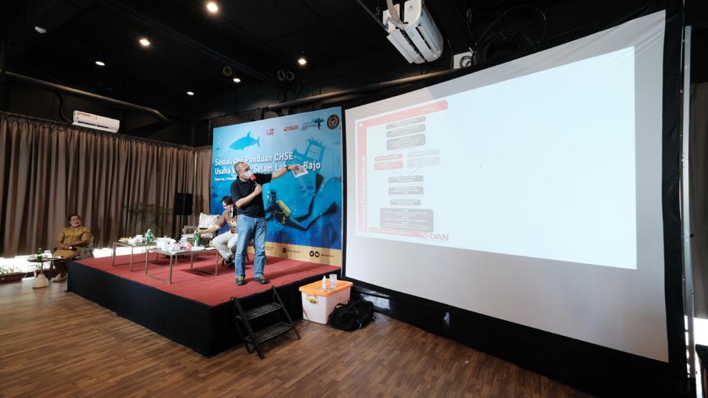 Sosialisasi Panduan Pelaksanaan CHSE Usaha Wisata Selam di di Labuan Bajo, Manggarai Barat, Nusa Tenggara Timur (NTT). 