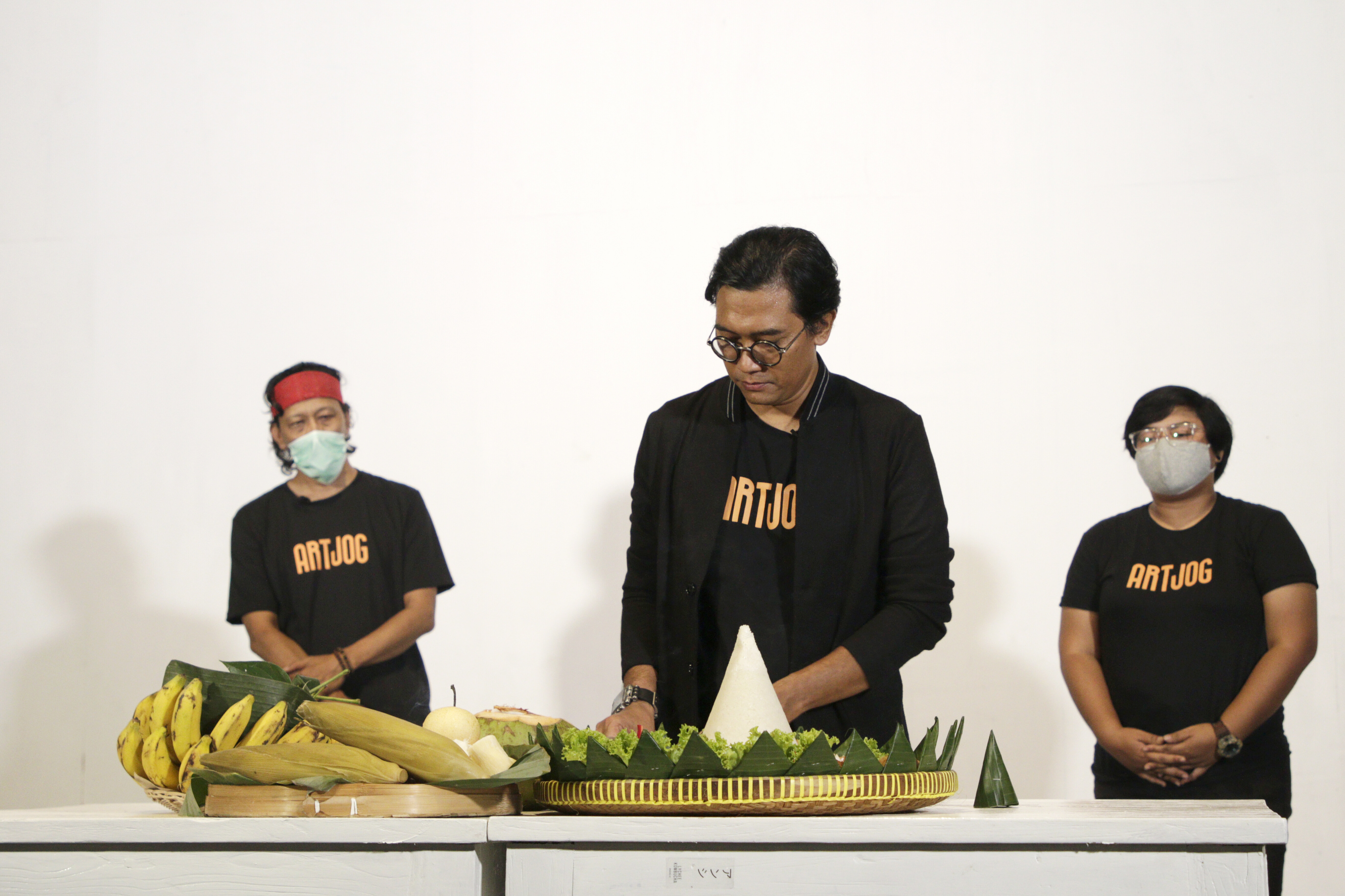 Direktur ARTJOG, Heri Pemad, menutup ARTJOG: Resilience yang disiarkan daring melalui website pada Sabtu (10/10) malam.