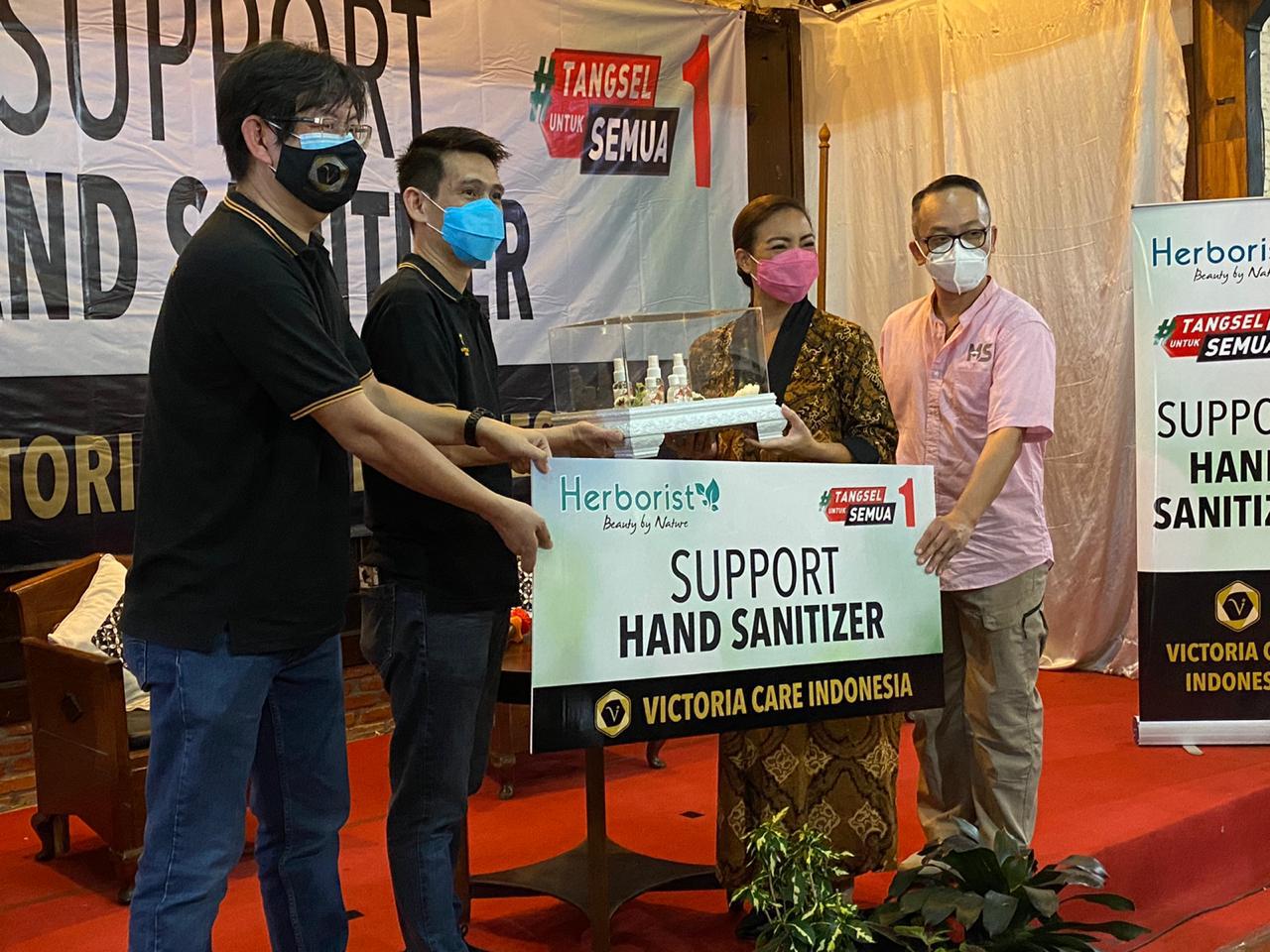 Sumbang hand sanitizer kepada sejumlah paslon di Pilkada 2020